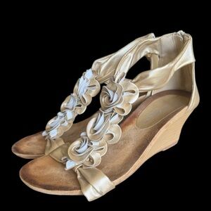 PATRIZIA by spring step lady slip on wedge floral sandal, good condition 7 1/2